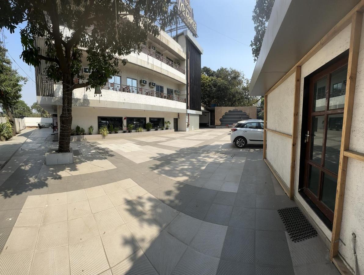 Hotel Merakee - Near Dahisar Mira Road Mumbai Eksteriør billede