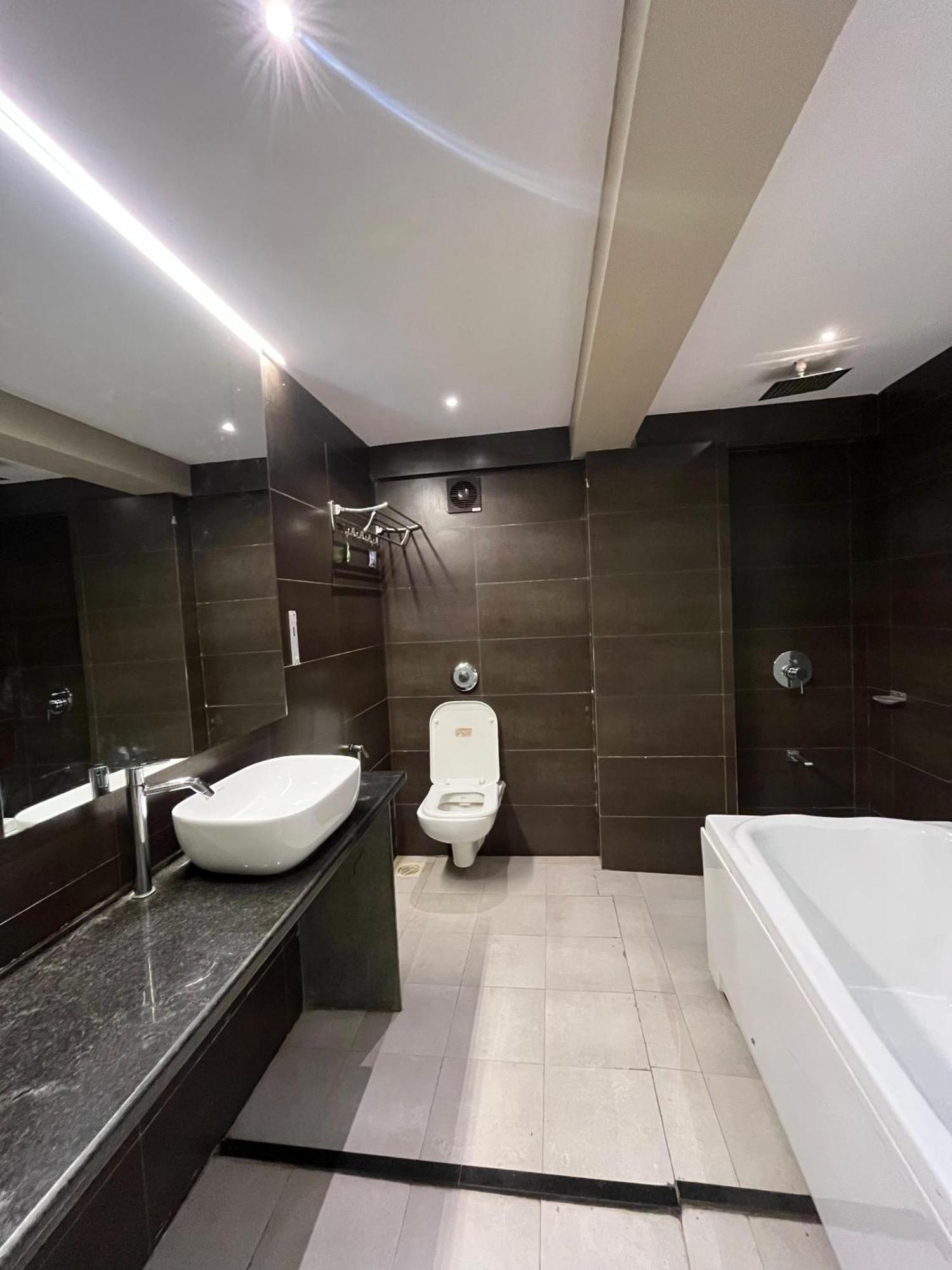 Hotel Merakee - Near Dahisar Mira Road Mumbai Eksteriør billede