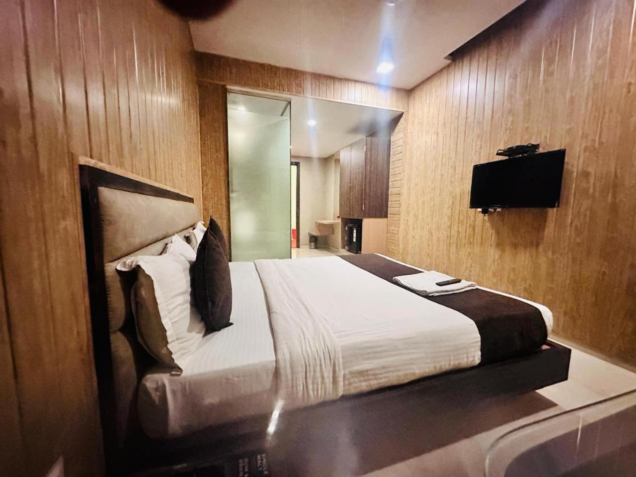 Hotel Merakee - Near Dahisar Mira Road Mumbai Eksteriør billede